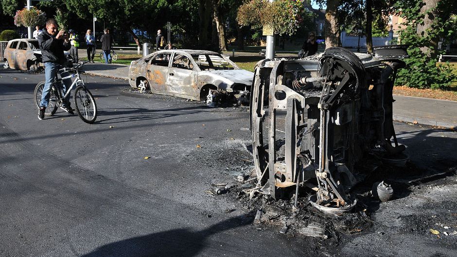 london riots cars burnt 10 London Riots Photos Showing Devastation   2011