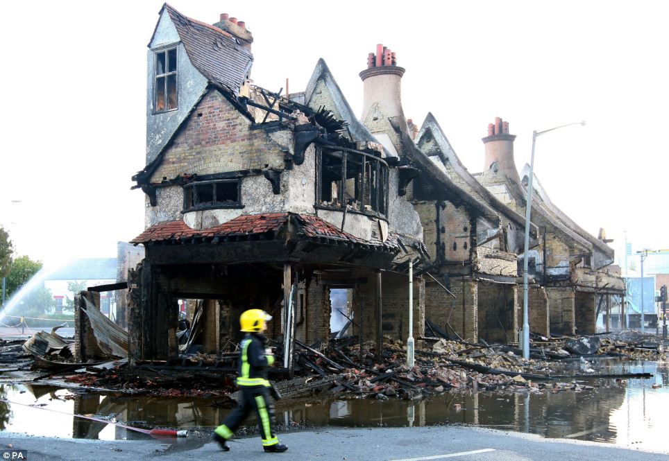 riots devastation 10 London Riots Photos Showing Devastation   2011