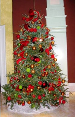 1. Traditional Christmas tree e1321001902976 Top 10 Christmas Tree Deorating Ideas